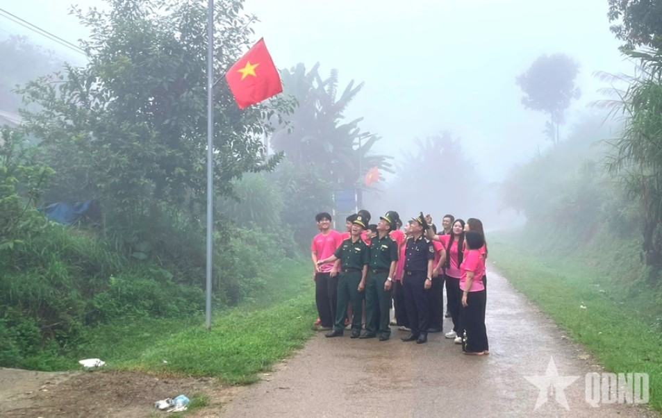 Bàn giao điểm trường và công trình “Thắp sáng vùng biên” tại xã biên giới Yên Sơn